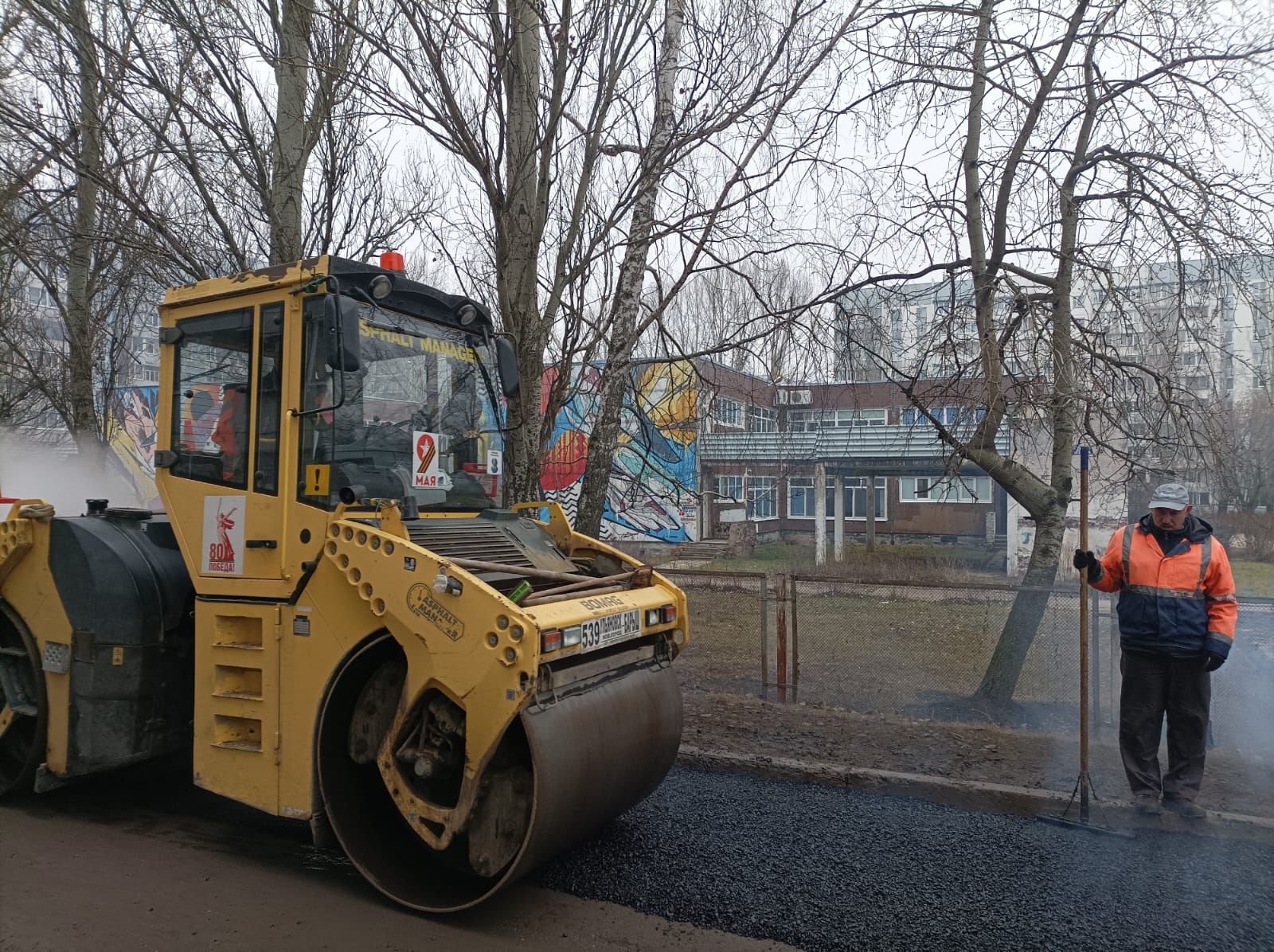 Дорожники Ульяновска ремонтируют четыре двора.