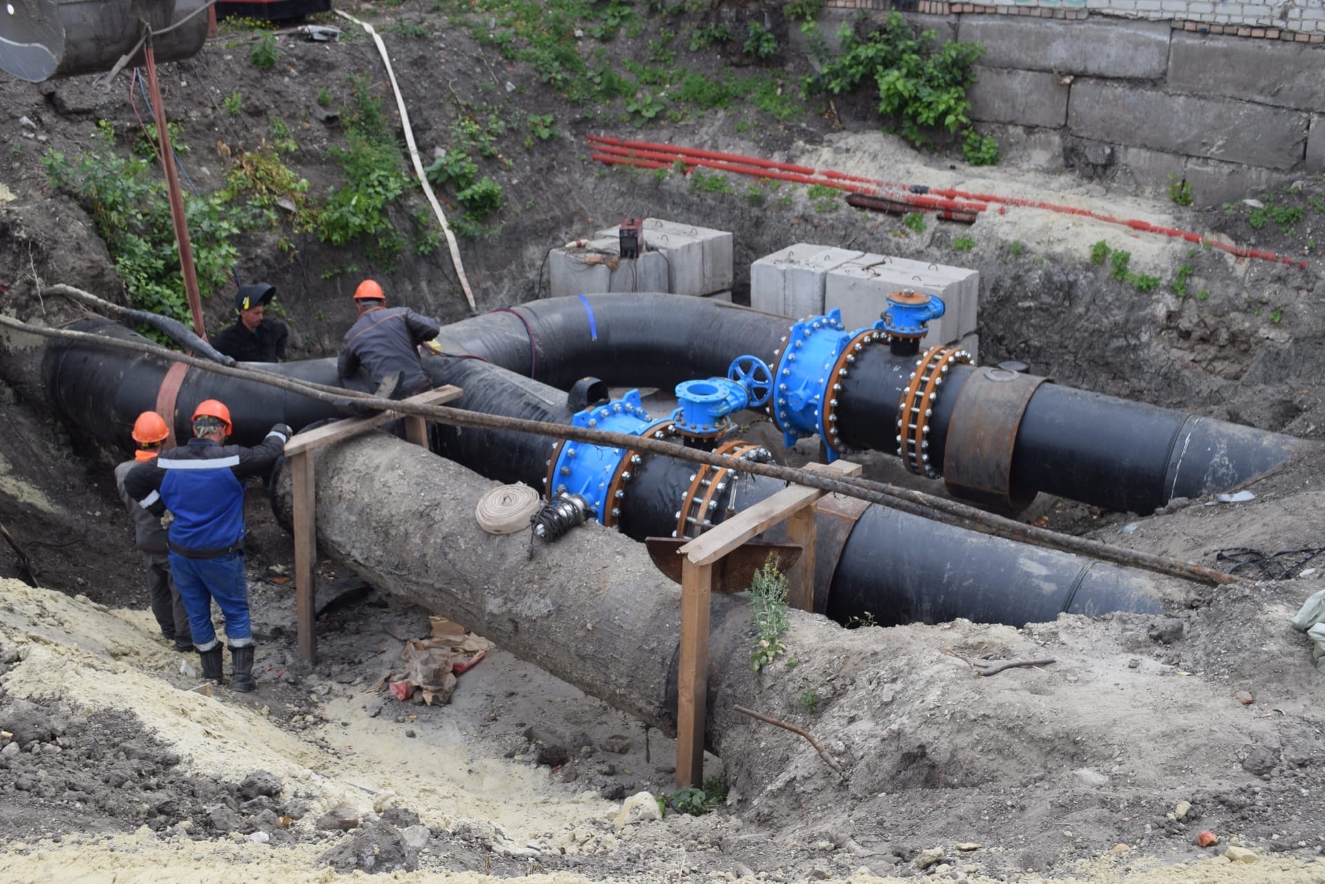 На улице Отрадной «Ульяновскводоканал» устраняет порыв водовода.