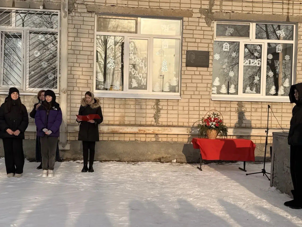 В Карлинской школе увековечили память первого директора.