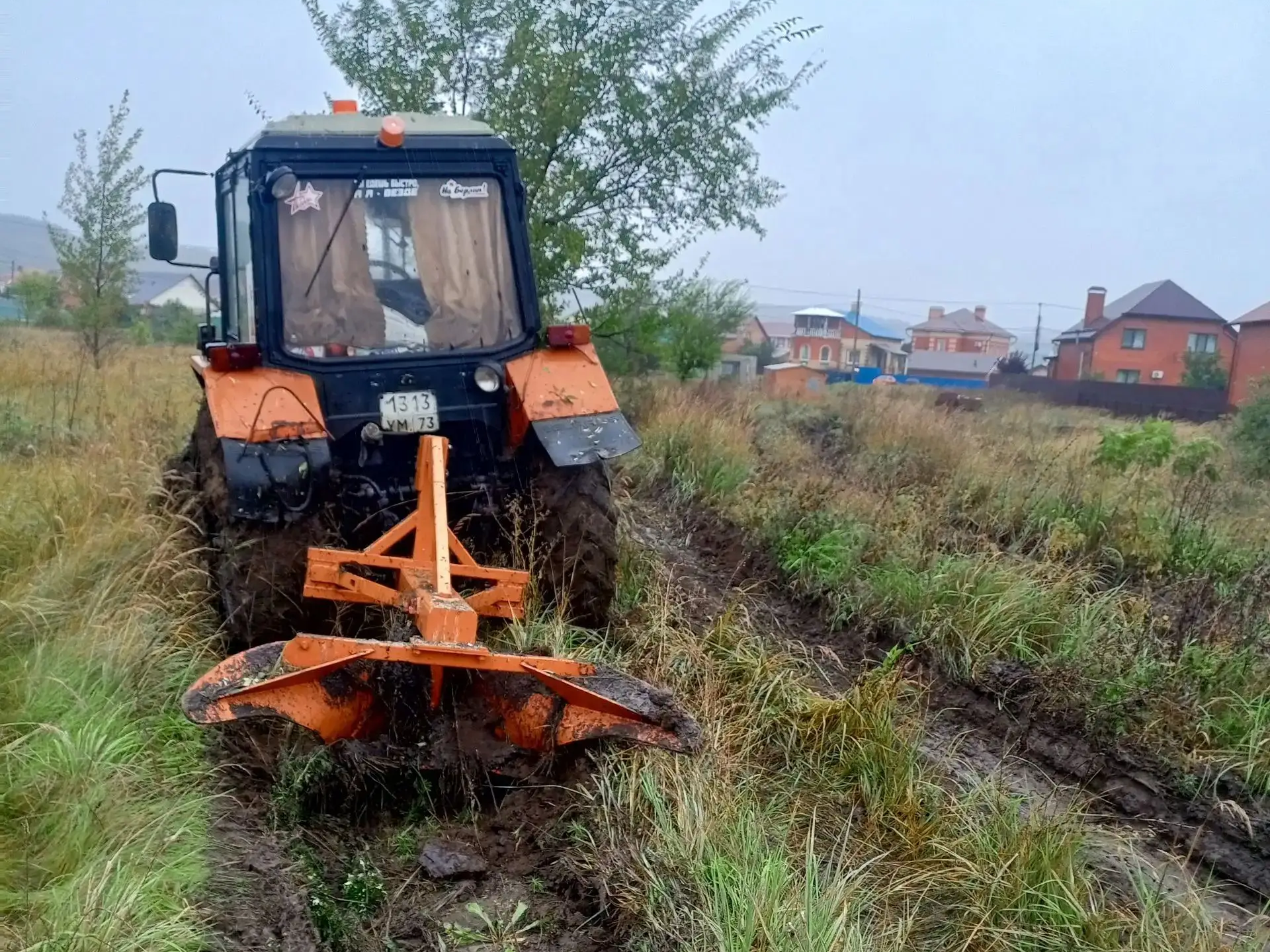 За два дня городские дорожно-коммунальные службы восстановили больше 20 километров противопожарных защитных полос.