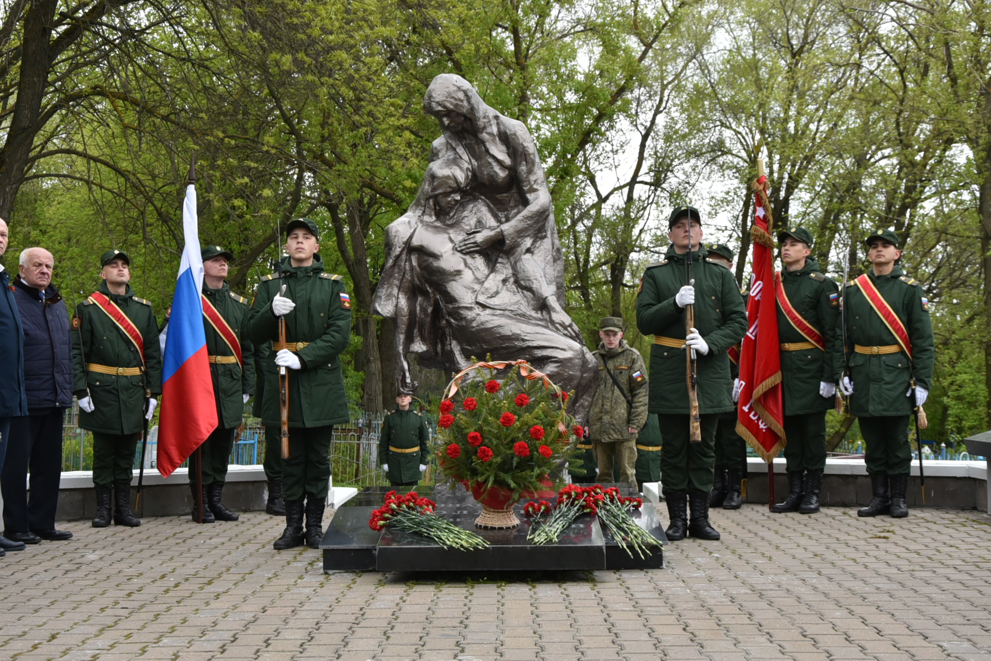 Ульяновцы возложили цветы к памятнику воинам, умершим от ран в госпиталях города в годы Великой Отечественной войны.