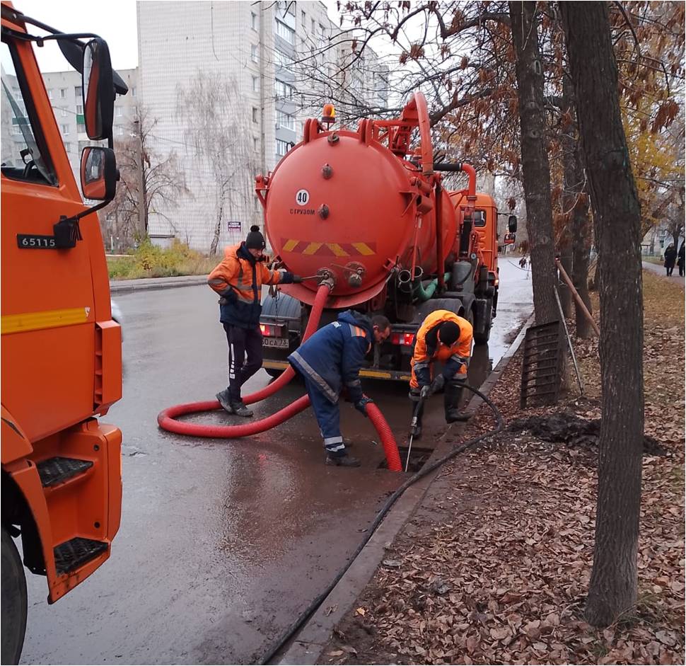 Дорожные службы Ульяновска чистят ливнёвки.