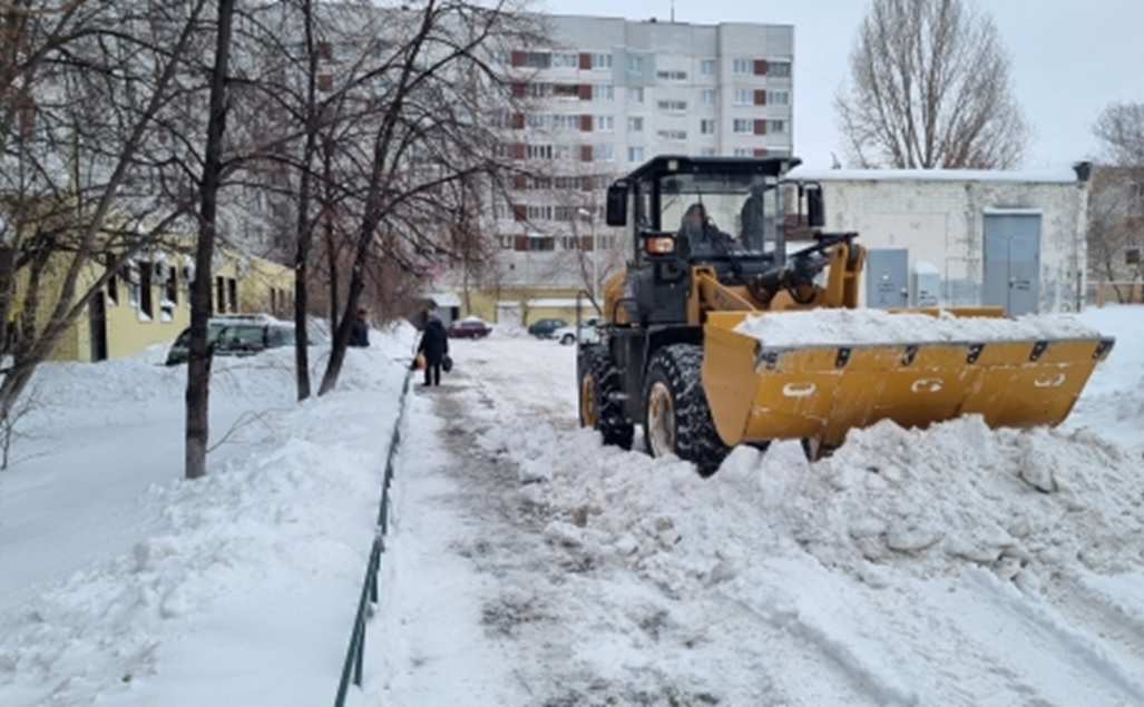 Администрация Ульяновска продолжает мониторинг очистки придомовых территорий.