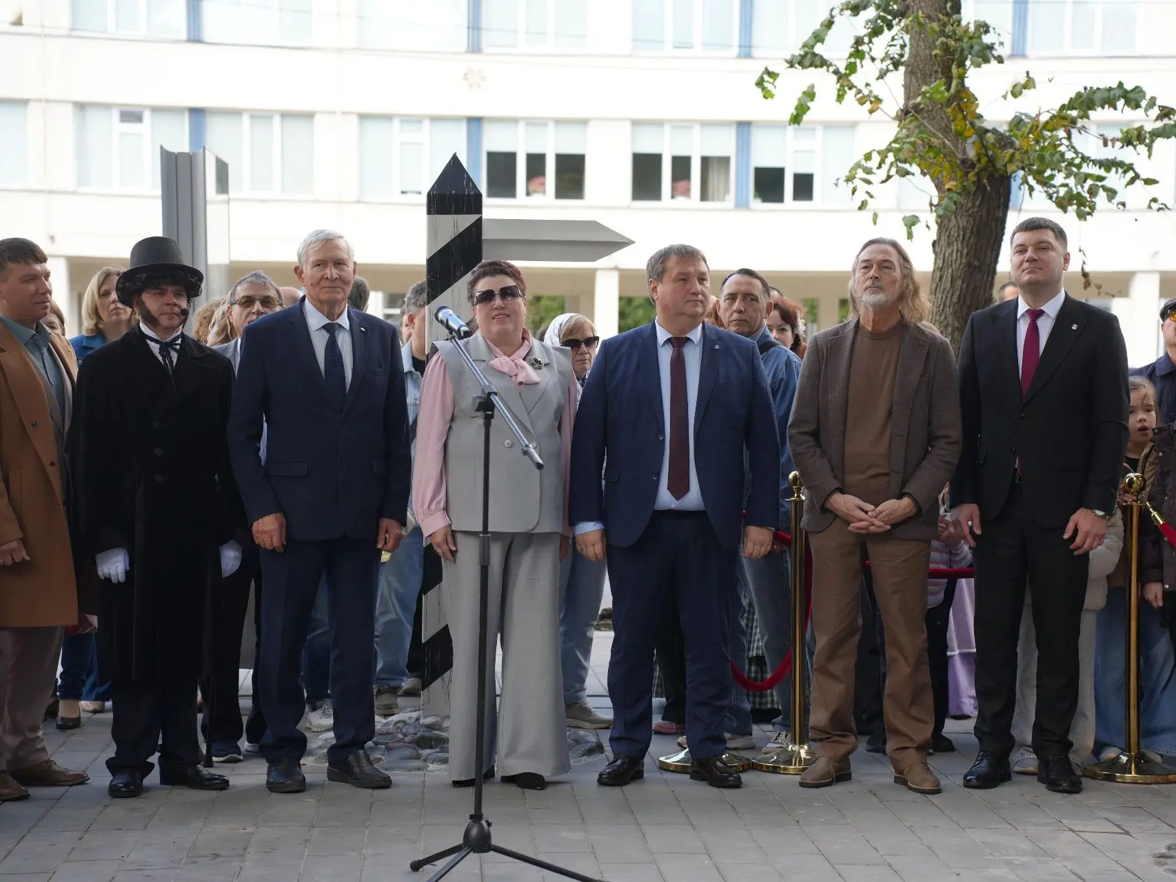 В День города возле Дома Языковых торжественно открыли художественно-скульптурную композицию в честь пребывания А.С. Пушкина в Симбирске.