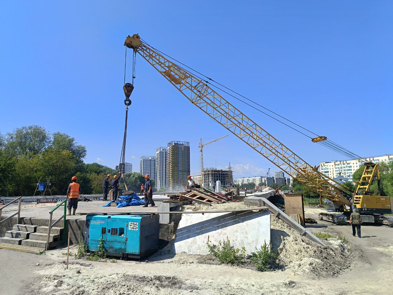 На новом мосту в створе улиц Шевченко и Смычки завершается подготовка к бетонированию дорожного основания ещё на двух участках.