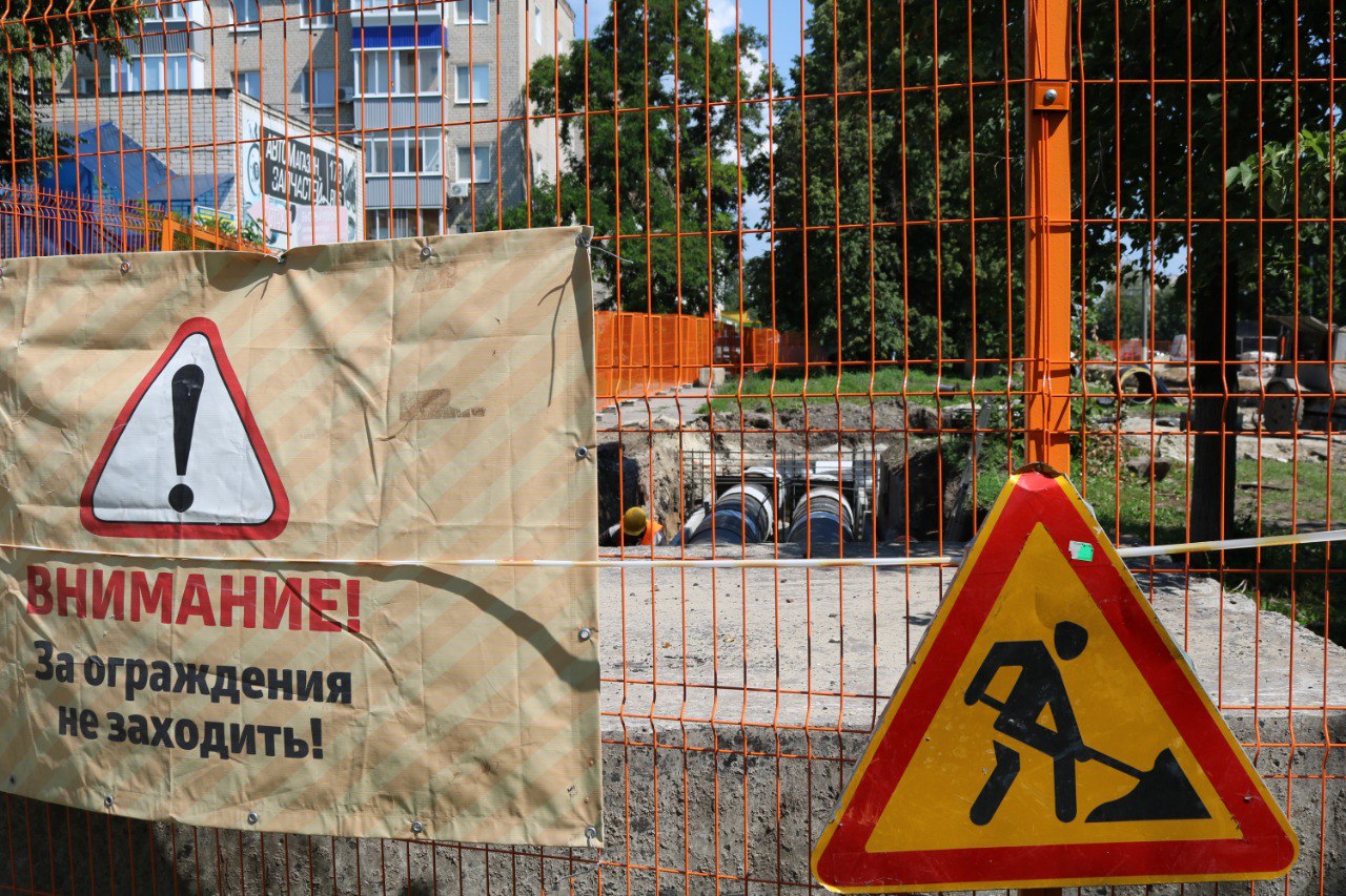 На проспекте 50-летия ВЛКСМ в Ульяновске продолжается техническое перевооружение трубопровода.