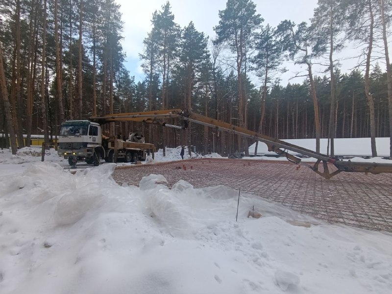 Для нового корпуса в ульяновском детском лагере имени Деева ведётся устройство фундамента.