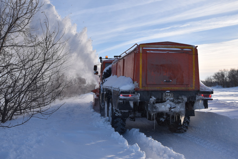 В пригородах Ульяновска продолжается борьба со снежными заносами.