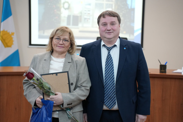 Ульяновских предпринимателей наградили за лучшее новогоднее оформление зданий. Ульяновских предпринимателей наградили за лучшее новогоднее оформление зданий.