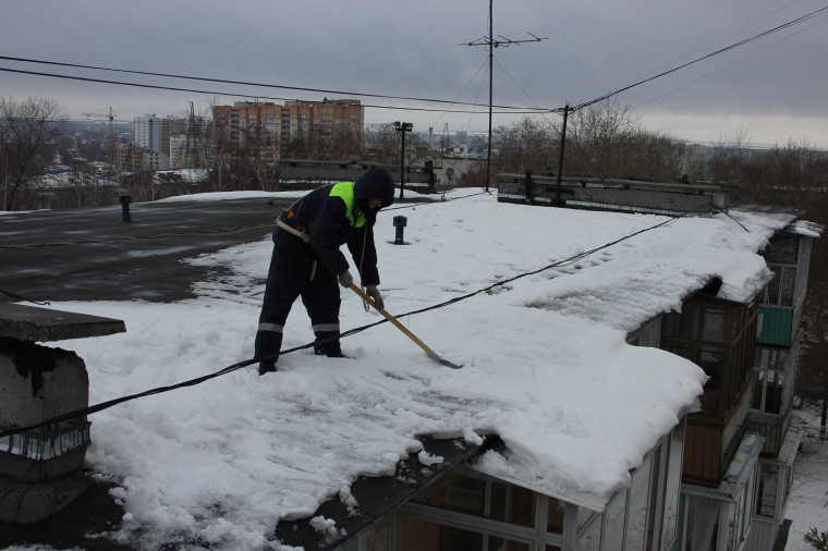 За неочищенные дворы и кровли в Ульяновске наложено свыше 400 тысяч рублей штрафов.
