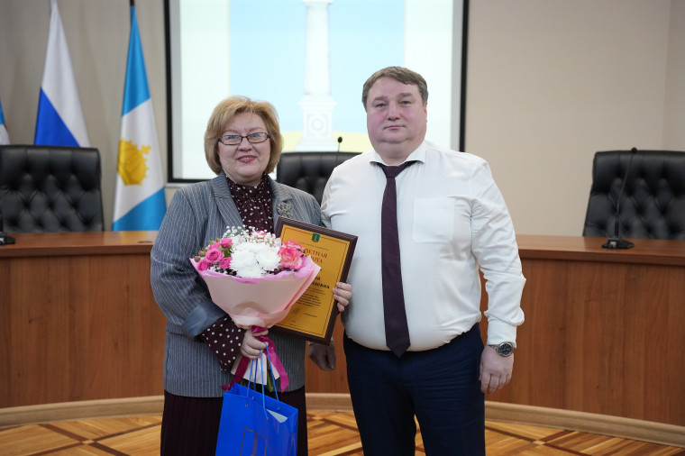 Глава Ульяновска Александр Болдакин поблагодарил Елену Топоркову за многолетний труд в сфере городской культуры.