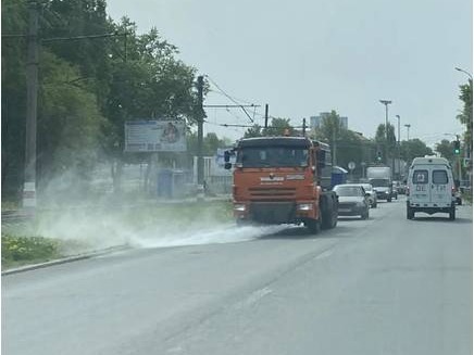 В Ульяновске из-за жары усилили помывку дорог и тротуаров.