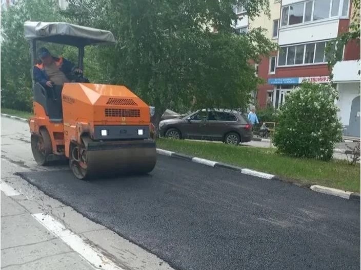 В выходные в Ульяновске продолжился ремонт дорог, покос травы и вывоз смёта.