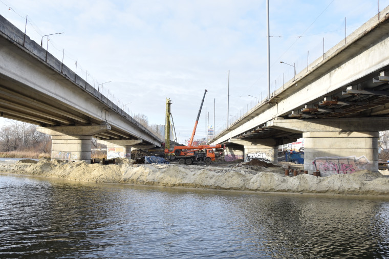 На опоре №2 моста по улице Минаева забетонировали первые семь свай.
