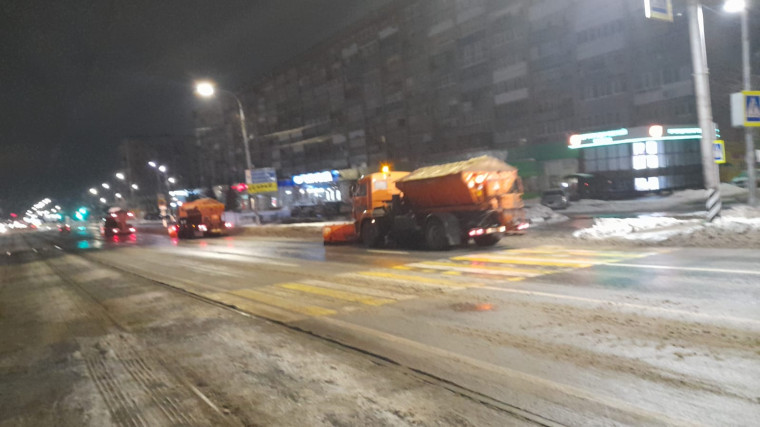 Городские службы Ульяновска делают акцент на расширении дорог и удалению наледи с тротуаров.