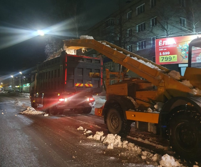 Городские службы Ульяновска делают акцент на расширении дорог и удалению наледи с тротуаров.