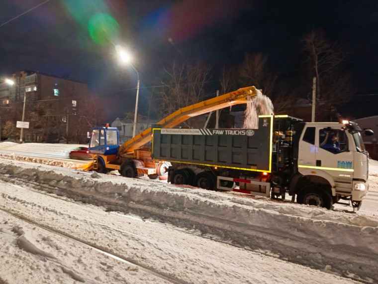 Ульяновские дорожники продолжают усиленную расчистку городских улиц.