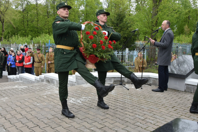 Ульяновцы возложили цветы к памятнику воинам, умершим от ран в госпиталях города в годы Великой Отечественной войны.