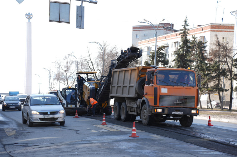 В Ульяновске отремонтировали первую тысячу квадратных метров дорог горячим асфальтом.