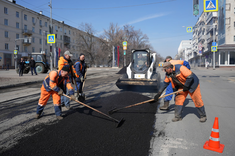 В Ульяновске отремонтировали первую тысячу квадратных метров дорог горячим асфальтом.