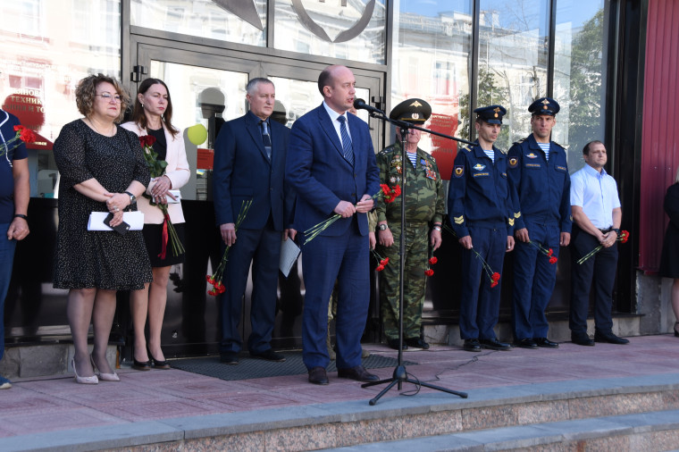 Он является примером: в Ульяновске открыли мемориальную доску в честь десантника Никиты Степанова.